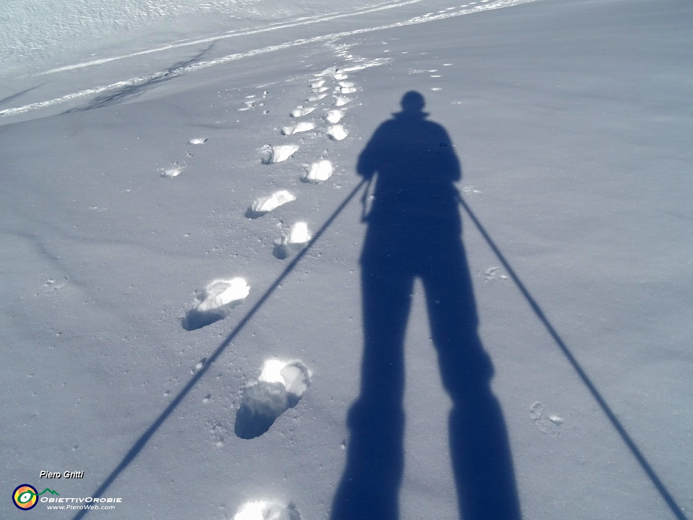 59 Dal sentiero battuto esco affondando piacevolmente nella neve.JPG -                                